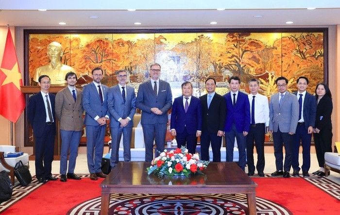 Chủ tịch Ủy ban nhân dân thành phố Hà Nội Vũ Đại Thắng và Đại sứ Đặc mệnh toàn quyền Cộng hòa Pháp tại Việt Nam Olivier Brochet, cùng đại diện các cơ quan hai bên tại buổi tiếp. Ảnh: hanoi.gov.vn.