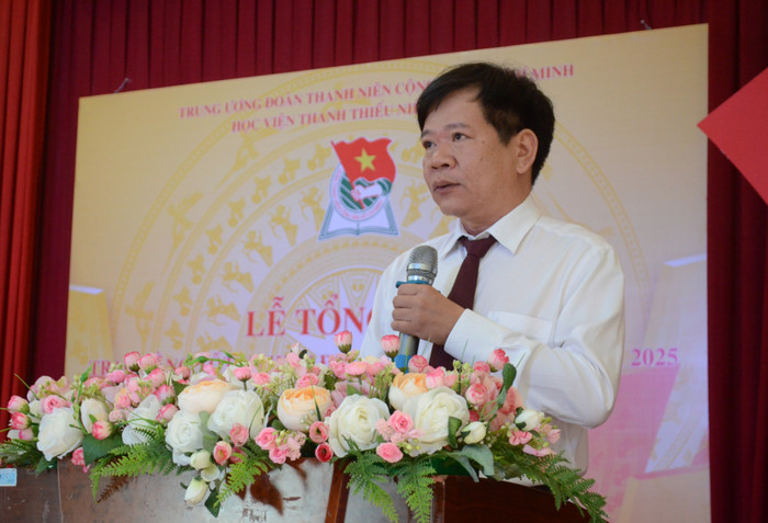 Tiến sĩ Đặng Vũ Tùng - Phó Giám đốc Học viện Thanh thiếu niên Việt Nam, Giám đốc Phân hiệu Học viện Thanh thiếu niên Việt Nam tại Thành phố Hồ Chí Minh gửi lời chúc mừng đến các tân cử nhân và tân thạc sĩ. dsc-0153.jpg