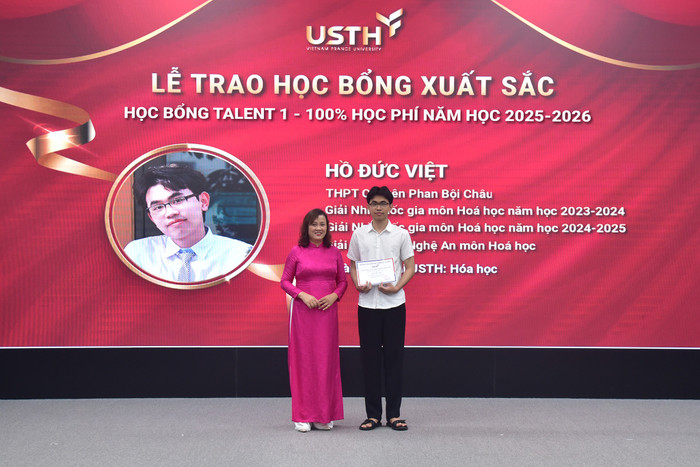Em Hồ Đức Việt nhận chứng nhận học bổng tại chương trình “Hạt giống tài năng”. anh-2.jpg