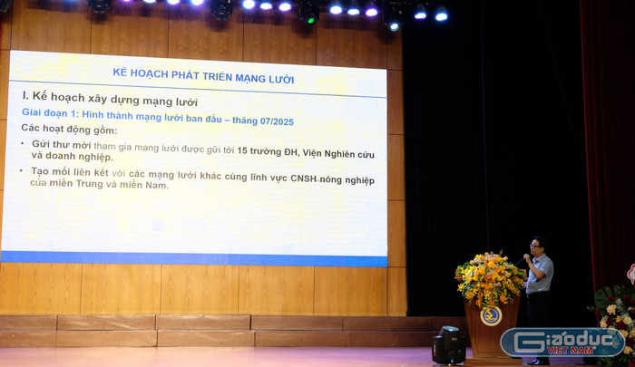 Phó Giáo sư, Tiến sĩ Nguyễn Phú Hùng - Giám đốc Trung tâm Khoa học và Giáo dục liên ngành, Đại học Thái Nguyên trình bày tham luận tại Hội nghị. gdvn-tn.jpg