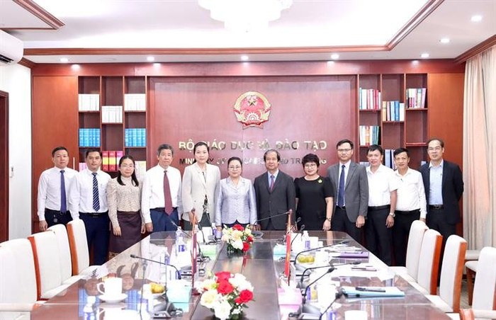 Bộ trưởng Nguyễn Kim Sơn và bà Khamphao Ernthavanh cùng thành viên hai bên. Ảnh: MOET. bt-5.jpg