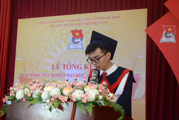 Sinh viên Dương Hoàng Sơn chia sẻ cảm xúc tại buổi lễ. dsc-0175.jpg