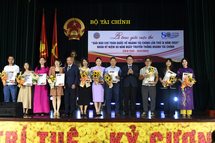 Đại diện các tác giả đạt giải B. giai-b-dot-1.jpg