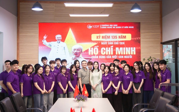 Sinh viên UTM nguyện mãi khắc ghi lời Bác, không ngừng học hỏi và sáng tạo, góp phần xây dựng đất nước ngày càng phồn vinh. z6616765956699-f1fde8d2a707d228da1301fb92b12518.jpg