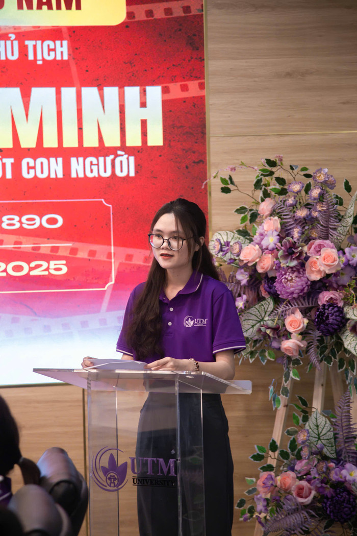 Nguyễn Thị Thương - sinh viên lớp K15DHLOGISTIC, đại diện cho sinh viên UTM chia sẻ cảm xúc tại chương trình. z6616765969373-06f7e374cbbb25e403c5954045e9da25.jpg