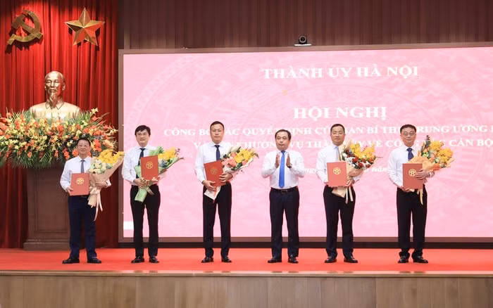 Bí thư Thành ủy Hà Nội Trần Đức Thắng trao các quyết định công tác cán bộ. Ảnh: HNP.