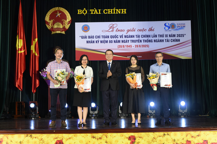 Đại diện các tác giả đạt giải A. giai-a.jpg