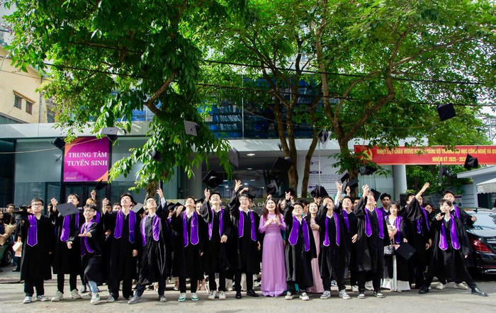 Sinh viên ngành Logistics và Quản lý chuỗi cung ứng trong ngày nhận bằng tốt nghiệp. anhh.jpg