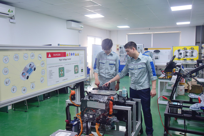 Xưởng thực hành ô tô tại USTH. Ảnh: USTH. anh-usth-2-1.jpg
