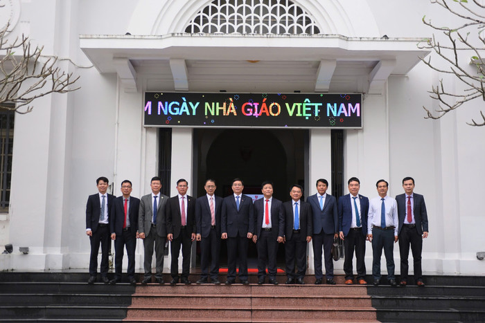 Đồng chí Nguyễn Đình Trung, Ủy viên Ban chấp hành Trung ương Đảng, Bí thư Thành ủy Huế thăm và chúc mừng Đại học Huế nhân Ngày Nhà giáo Việt Nam 20/11.