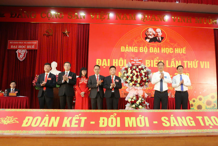 Đồng chí Phạm Đức Tiến, Phó Bí thư Thường trực Thành ủy và Đồng chí Nguyễn Thanh Bình, Ủy viên thường vụ Thành ủy, Phó Chủ tịch Thường trực Ủy ban nhân dân Thành phố Huế tặng hoa chúc mừng Đại hội Đảng bộ Đại học Huế nhiệm kỳ 2025-2030.