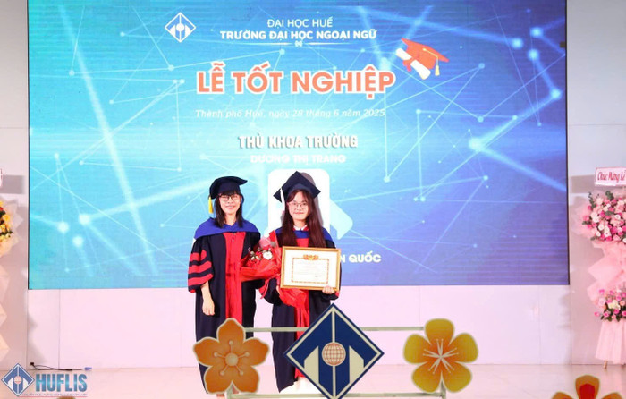 Phó Giáo sư, Tiến sĩ Phạm Thị Hồng Nhung, Ủy viên Ban Thường vụ Đảng ủy Đại học Huế, Phó Bí thư Đảng ủy, Hiệu trưởng Trường Đại học Ngoại ngữ, Đại học Huế tặng hoa và giấy khen cho thủ khoa toàn khóa học tại Lễ tốt nghiệp đợt 2 năm 2025.