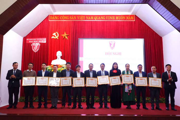 Các nhà khoa học của Đại học Huế được trao tặng bằng khen vì đạt nhiều thành tích xuất sắc và có nhiều đóng góp cho hoạt động khoa học và công nghệ Đại học Huế giai đoạn 2021-2025.