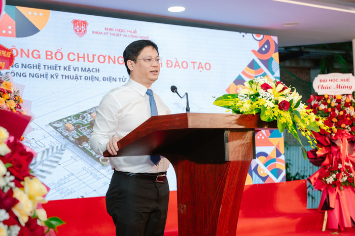 Đồng chí Nguyễn Thanh Bình - Ủy viên Ban Thường vụ Thành ủy Huế, Phó Chủ tịch thường trực Uỷ ban nhân dân Thành phố Huế phát biểu chúc mừng tại Lễ công bố chương trình đào tạo Công nghệ thiết kế vi mạch và Công nghệ Kỹ thuật điện, điện tử.