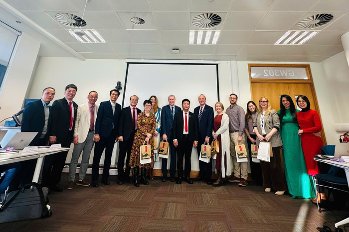 Phó Giám đốc Phụ trách Đại học Huế Bùi Văn Lợi và đoàn công tác của Đại học Huế trong chuyến thăm và làm việc tại hai trường đại học hàng đầu Ireland: Technological University Dublin (TU Dublin) và Dublin City University (DCU), trong khuôn khổ dự án VIBE (Vietnam Ireland Bilateral Education Exchange Programme) – Chương trình Trao đổi Giáo dục Song phương Việt Nam - Ireland.