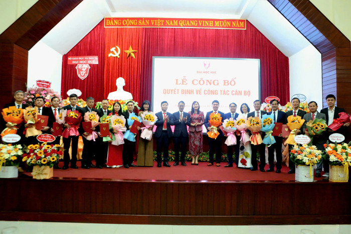 Lễ Công bố và trao các quyết định bổ nhiệm và bổ nhiệm lại viên chức quản lý của các Văn phòng, các Ban chức năng, các đơn vị thuộc và trực thuộc Đại học Huế.