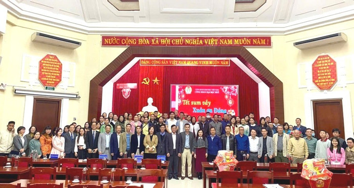 cong-doan-dhh-trao-qua-cho-doan-vien-vc-nld-co-hoan-canh-kho-khan-mac-benh-hiem-ngheo-4264.jpg