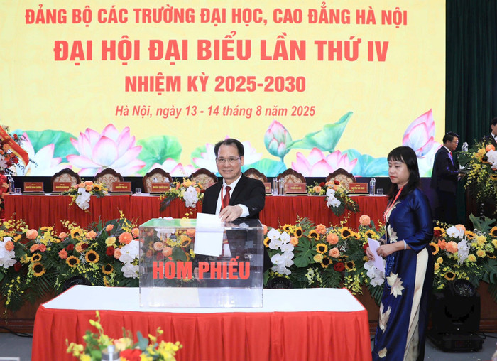 Các đại biểu bỏ phiếu bầu Ban Chấp hành Đảng bộ. Ảnh: Hanoimoi.vn Các đại biểu bỏ phiếu bầu Ban Chấp hành Đảng bộ. Ảnh: Hanoimoi.vn