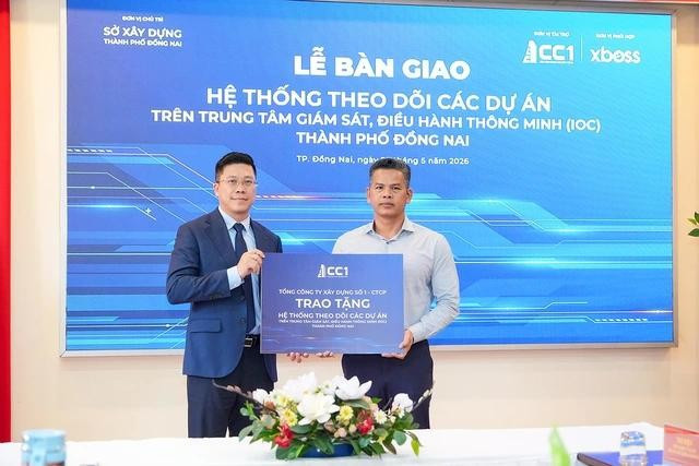 Ông Lê Bảo Anh - Tổng Giám đốc CC1 - trao bảng tượng trưng bàn giao hệ thống theo dõi các dự án trên IOC TP. Đồng Nai cho ông Não Thiên Anh Minh - Phó Giám đốc Sở Xây dựng TP. Đồng Nai.