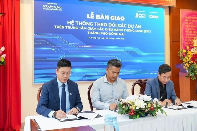 Đại diện CC1, Sở Xây dựng TP. Đồng Nai và XBOSS cùng ký kết biên bản bàn giao.