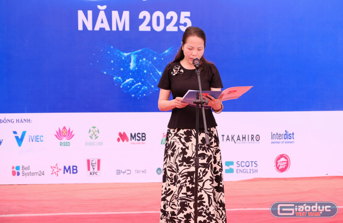 Tiến sĩ Trần Thị Tuyết Nhung - Phó Giám đốc Học viện Thanh thiếu niên Việt Nam phát biểu khai mạc chương trình. gdvn-co-nhung.jpg
