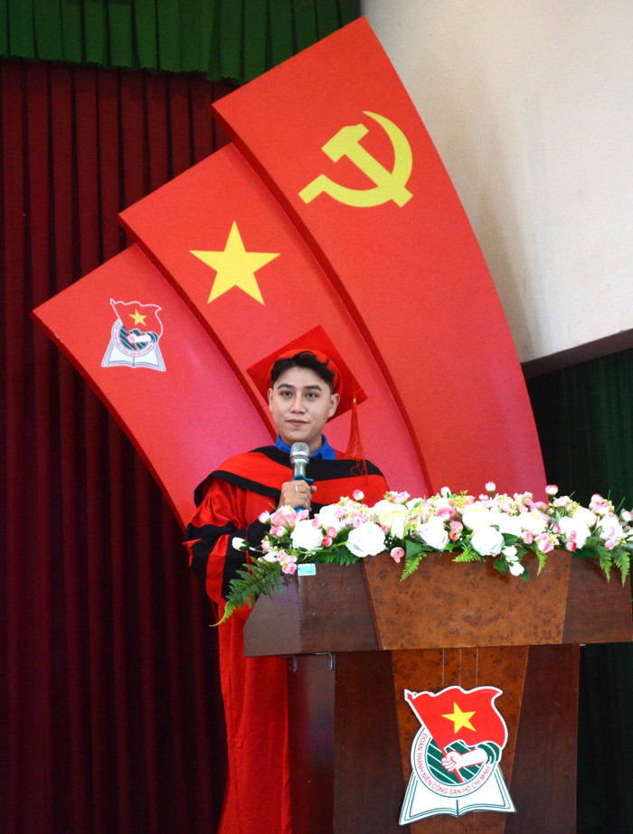 Học viên Nguyễn Khắc Quốc Huy chia sẻ cảm xúc tại buổi lễ. dsc-0160.jpg