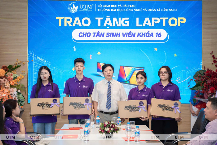 Nhà trường trao tặng laptop cho sinh viên. z6979597775120-78730c18bf46c8cb8978b34a8f7703c9.jpg