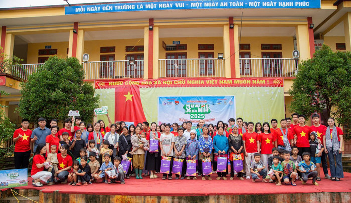 Nhiều yêu thương được trao đi. Ảnh: UTM. 514404992-1839024063587724-6125288069411177324-n.jpg