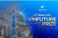 Tác giả (hàng dưới, thứ 2 từ phải sang) trong một hoạt động tình nguyện.