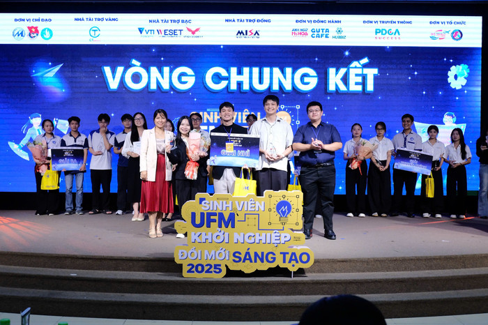 Giải Nhì được trao cho Đội Shoda với Dự án “Chợ điện tử cho thực phẩm ngắn hạn”, nền tảng thương mại điện tử độc đáo giúp tối ưu hóa chuỗi cung ứng thực phẩm tươi và giảm lãng phí nông sản. Giải Nhì được trao cho Đội Shoda với Dự án “Chợ điện tử cho thực phẩm ngắn hạn”, nền tảng thương mại điện tử độc đáo giúp tối ưu hóa chuỗi cung ứng thực phẩm tươi và giảm lãng phí nông sản.
