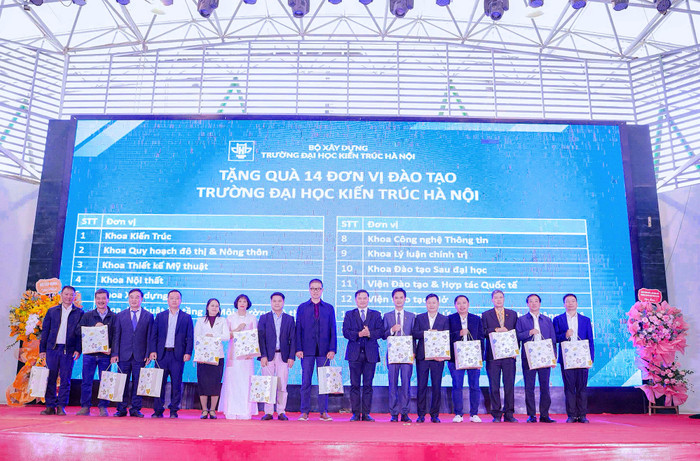 Lễ kỷ niệm Ngày Nhà giáo Việt Nam là dịp để gửi gắm sự tri ân sâu sắc đến đội ngũ thầy cô giáo, góp phần tiếp nối và phát huy những giá trị bền vững của Trường Đại học Kiến trúc Hà Nội. Ảnh: NTCC.