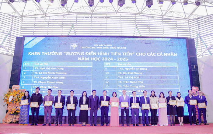 Nhà trường triển khai khen thưởng “Gương điển hình tiên tiến” cho 17 cá nhân năm học 2024–2025. Ảnh: NTCC.