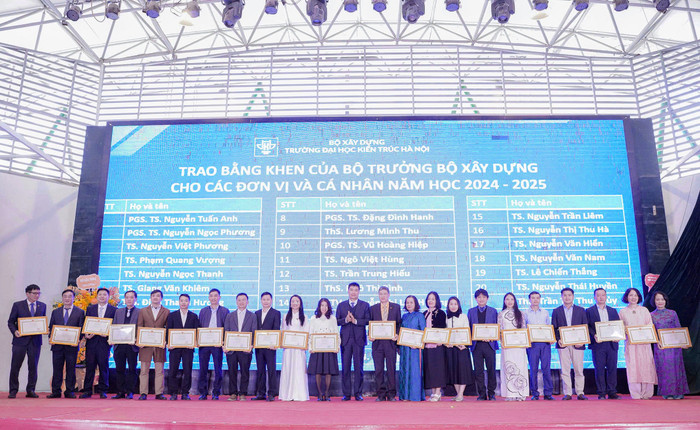 Thứ trưởng Bộ Xây dựng Phạm Minh Hà trao Bằng khen của Bộ trưởng Bộ Xây dựng cho 4 đơn vị và 21 cá nhân năm học 2024–2025. Ảnh: NTCC.