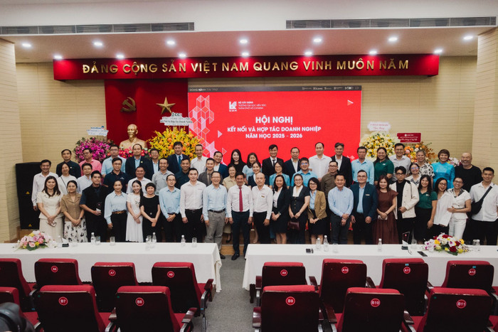 Các doanh nghiệp, đơn vị hợp tác và lãnh đạo, cán bộ, giảng viên cùng sinh viên Trường Đại học Kiến trúc Thành phố Hồ Chí Minh chụp ảnh lưu niệm. 566224192-1276253004533234-3986176695923399897-n.jpg
