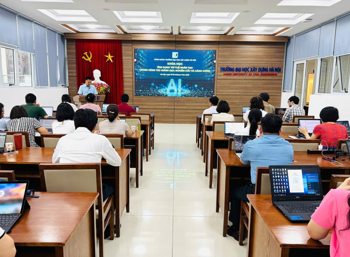 Nhà trường tổ chức khoá học ứng dụng trí tuệ nhân tạo trong công tác giảng dạy, nghiên cứu và hành chính cho cán bộ, giảng viên. Ảnh: HUCE. 498670672-1128628799289152-1987349739337383239-n.jpg