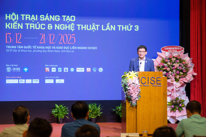 Phó Giáo sư, Tiến sĩ, Kiến trúc sư Nguyễn Tuấn Anh - Phó Hiệu trưởng Trường Đại học Kiến trúc Hà Nội phát biểu tại buổi bế mạc hội trại. Ảnh: NTCC.