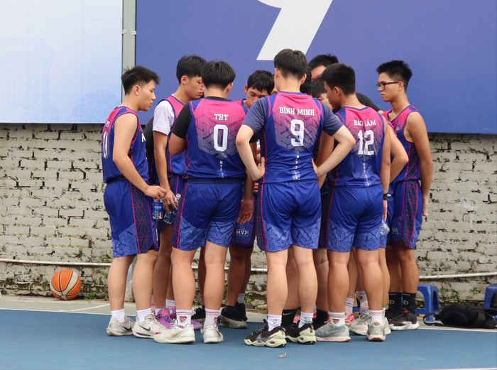 Đội bóng rổ MVP hội ý thay đổi chiến thuật. img-4510-1690.jpg