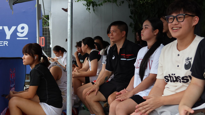 Các cổ động viên hào hứng với từng pha bóng. img-4581.jpg