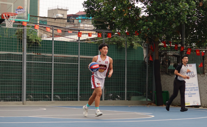 Cầu thủ đội Trường Trung học cơ sở và Trung học phổ thông Nguyễn Siêu chạy bài mạch lạc. img-4587-7467.jpg