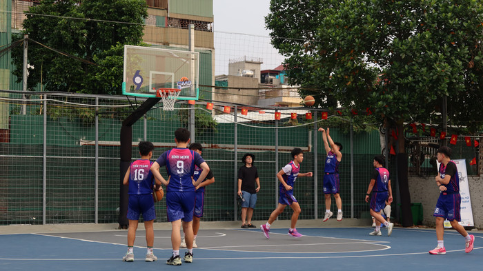 Đội MVP thảo luận chiến thuật thi đấu. img-4530.jpg