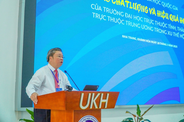 Phó giáo sư, Tiến sĩ Bùi Văn Dũng - Chủ nhiệm Câu lạc bộ, Bí thư Đảng uỷ, Hiệu trưởng Trường Đại học Hồng Đức phát biểu tại hội thảo pgsts-bui-van-dung-chu-nhiem-clb-7748.jpg