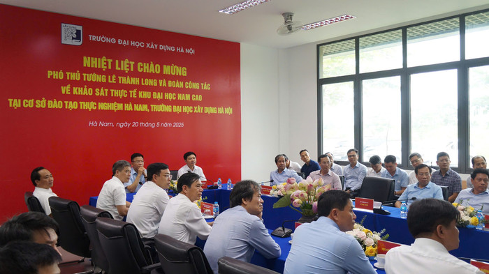Phó Thủ tướng Lê Thành Long và Đoàn công tác khảo sát thực tế Khu đại học Nam Cao tại cơ sở đào tạo thực nghiệm Hà Nam, Trường Đại học Xây dựng Hà Nội. Ảnh: Lưu Diễm. cac30736-9735-42cd-9fa8-8a1e675f7113.jpg