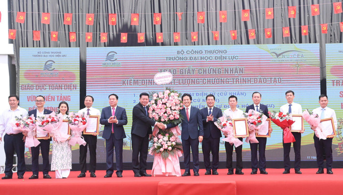 Công bố Quyết định cấp Giấy chứng nhận kiểm định chất lượng giáo dục cho 7 chương trình đào tạo. 542712681-1191665609436538-6225193313948667094-n.jpg