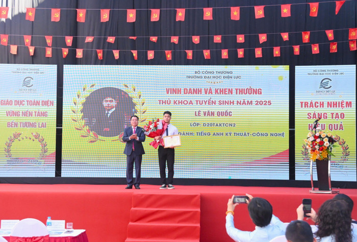 Trao khen thưởng cho Thủ khoa tuyển sinh đầu vào của trường năm 2025. 542573874-1191665669436532-8661659286823771809-n-8618.jpg