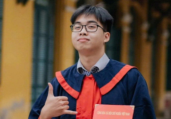 Em Nguyễn Việt Hưng - học sinh tốt nghiệp lớp 12 chuyên Anh, Trường Trung học phổ thông chuyên Chu Văn An (Hà Nội) đạt 5 danh hiệu thủ khoa. Ảnh: NVCC. unnamed.jpg