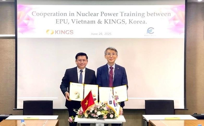 Phó Giáo sư Tiến sĩ Đinh Văn Châu - Hiệu trưởng Trường Đại học Điện lực ký kết hợp tác với Giáo sư Lim Hak-kyu – Quyền Hiệu trưởng Trường Năng lượng Hạt nhân Quốc tế Kepco (Hàn Quốc). Ảnh: NTCC. unnamed.jpg