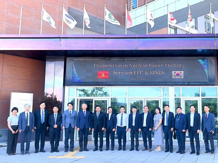 Các đại biểu chụp ảnh lưu niệm tại buổi làm việc. Ảnh: NTCC. unnamed-2.jpg