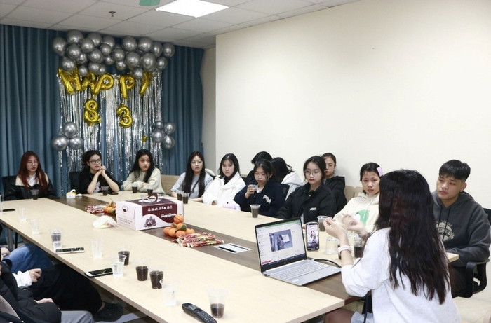 Trường Đại học Điện lực áp dụng mô hình lồng ghép linh hoạt các bài tập nhóm, tình huống thực tế từ doanh nghiệp để phát triển năng lực tư duy phản biện, kỹ năng phân tích và giải quyết vấn đề cho người học. Ảnh: EPU. Trường Đại học Điện lực áp dụng mô hình lồng ghép linh hoạt các bài tập nhóm, tình huống thực tế từ doanh nghiệp để phát triển năng lực tư duy phản biện, kỹ năng phân tích và giải quyết vấn đề cho người học. Ảnh: EPU.