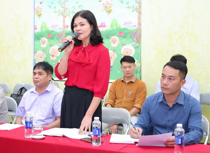 Hiệu trưởng Trường Tiểu học Yên Bình - cô Phan Thị Hoà báo cáo tại buổi làm việc. 44cc422684c5099b50d4.jpg
