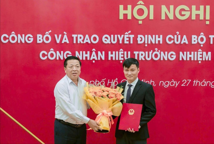 Bộ trưởng Bộ Xây dựng Trần Hồng Minh (bên trái) trao quyết định bổ nhiệm Phó Giáo sư, Tiến sĩ, Kiến trúc sư Phạm Trọng Thuật (bên phải) giữ chức vụ Hiệu trưởng Trường Đại học Kiến trúc Thành phố Hồ Chí Minh. Ảnh: Bộ Xây dựng. 4-27082025171632-148a1-27082025180404-127.jpg